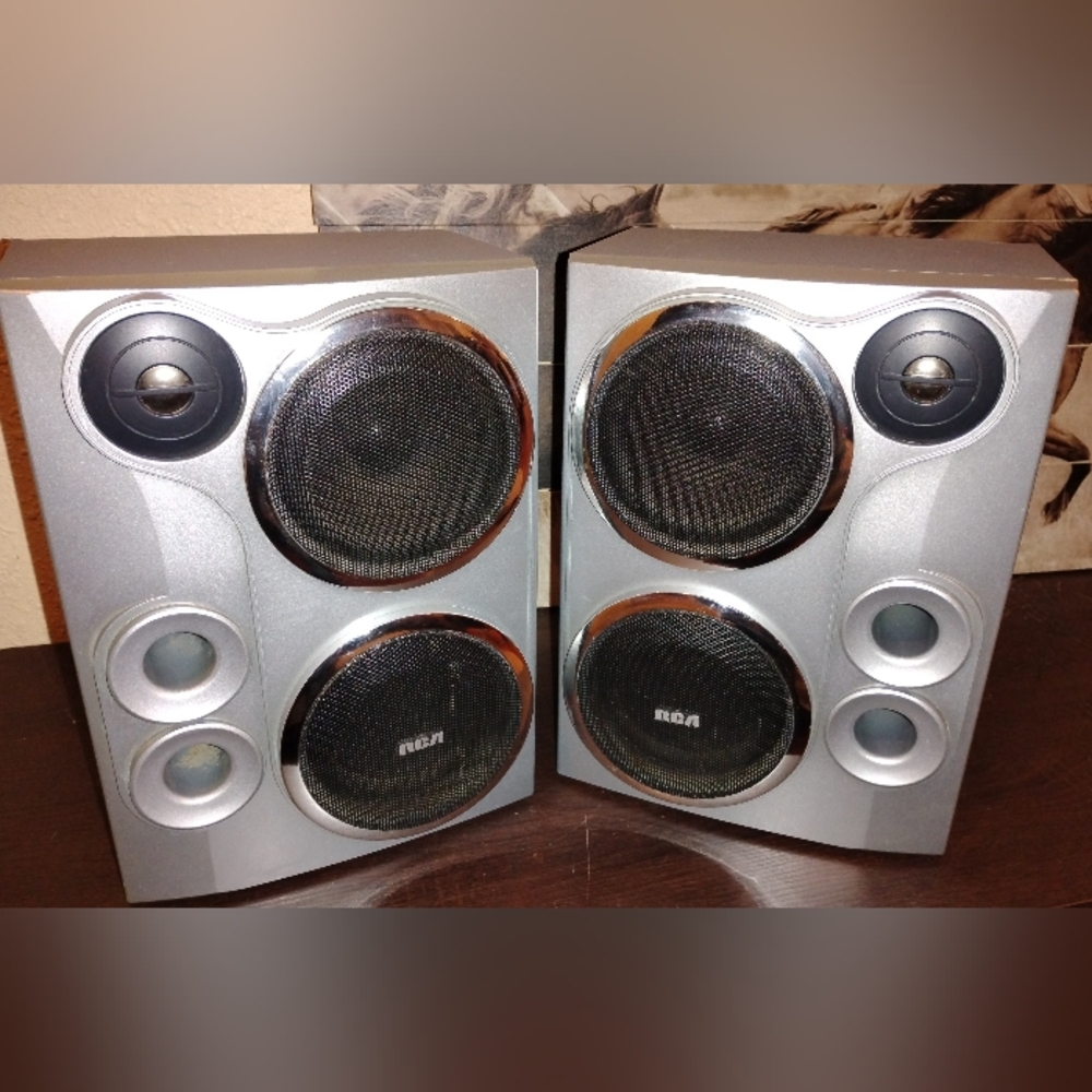 Collectable RCA Portable Theater Surround Sound Speaker Set Of 2